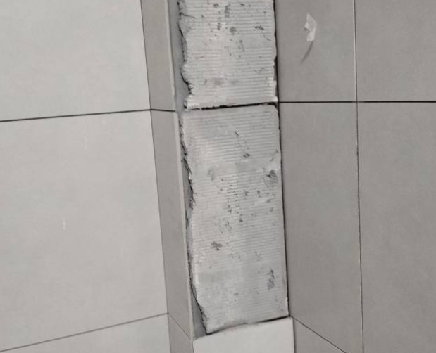 蓟州瓷砖空鼓维修公司分享下瓷砖施工前基层浇水润湿程度不足，可能导致以下问题